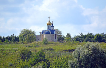 Небольшая церковь в Тарусском районе Калужской...