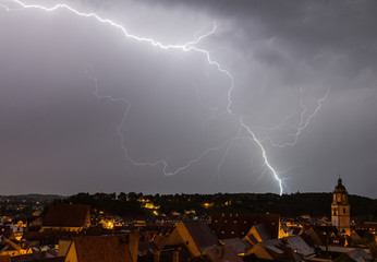 Stadt mit Blitzeinschlag