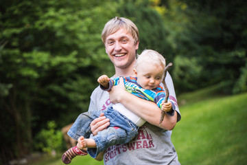 Papa hat Spaß mit seinem Sohn