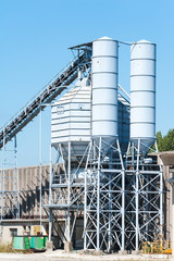Concrete mixing silo