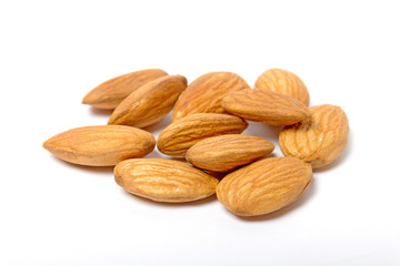 Миндаль, изолированные на белом с е
