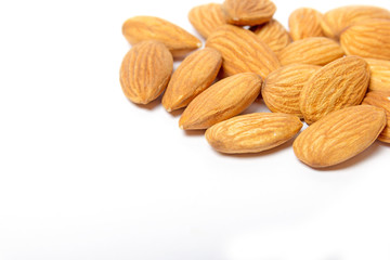 Миндаль, изолированные на белом с е