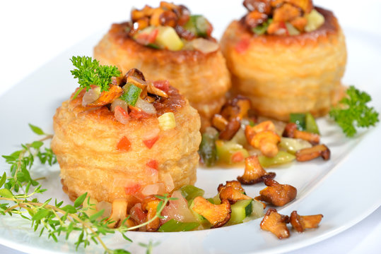 Vegetarische K&ouml;niginpasteten mit gebundenem Zucchinigem&uuml;se und frischen Pfifferlingen gef&uuml;llt - Puff pastry pie stuffed with zucchini vegetables with thickened sauce and  fresh chanterelles