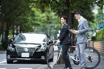Naklejka premium Businessmen have a signal waiting to get off the bike