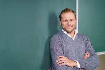freundlicher lehrer mit verschränkten armen