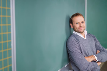 zufriedener lehrer in der schulklasse