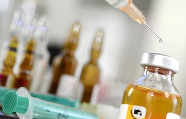 Injektion mit Tropfen und Spritze mit Ampullen