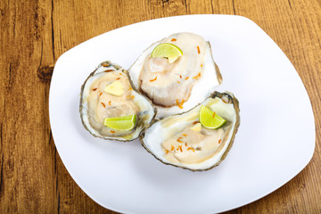 Raw oysters with lime