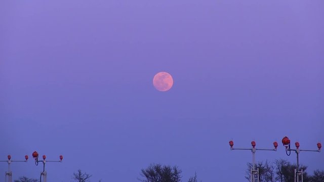 空港の進入灯と昇る満月Airport approach lights and rising full moon