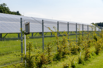 Photovoltaik hinter Zaun