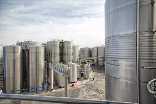 Vista de dep&oacute;sitos de vino en bodega