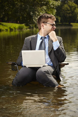 Abnormal situation of manager in suit