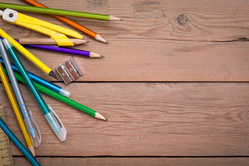 Obraz premium School items on a wooden table
