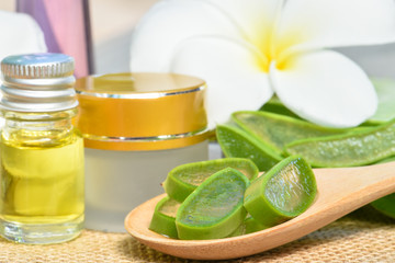 Obraz na płótnie Canvas Aloe vera use in spa for skin care and cosmetic