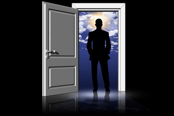 Fototapeta premium Uomo di fronte a porta aperta. Cielo e nuvole sullo sfondo.