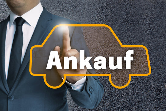 ankauf auto touchscreen wird von mann bedient konzept