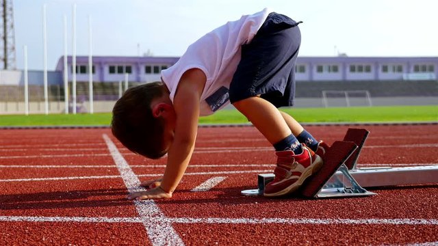 Funny video of a 2 years old boy preparing to sprint from a starting block