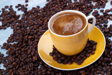 Naklejka premium Coffee cup with roasted beans