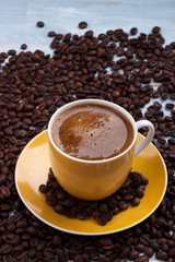 Obrazy na Szkle  Filiżanka kawy z prażonymi ziarnami
