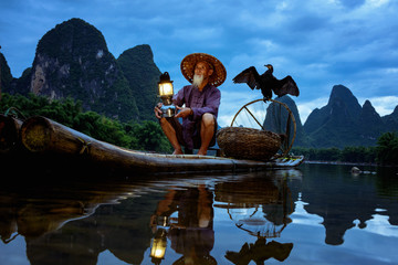 Fischer von Guilin, Li-Fluss und Karstbergen während der blauen Stunde der Morgendämmerung, Guangxi China