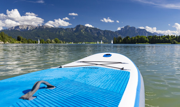 Forggensee im Allg&auml;u mit Blick von einem Standup-Paddle Board
