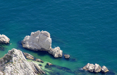 meerblick über weiße Felsen an der Steilküste von Ancona