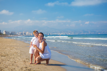 Fototapeta na wymiar Family has fun at the seashore in summertime