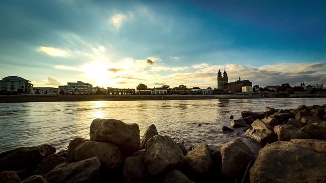 Zeitraffer - Sonnenuntergang am Magdeburger Dom