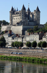 Obraz premium Le château de Saumur dominant la Loire et la vieille ville, France