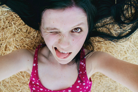 Chica con gesto divertido gui&ntilde;ando un ojo 