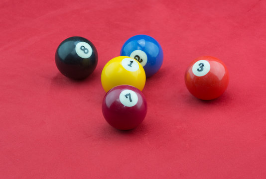 Oito Bolas Do Pool De Bolas Na Mesa Vermelha Imagem de Stock - Imagem de  pilha, colorido: 198594035