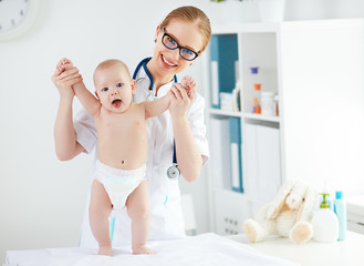 Doctor pediatrician and baby patient - obrazy, fototapety, plakaty