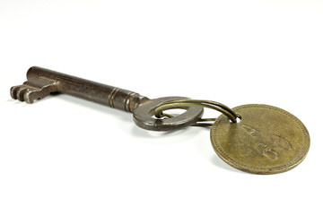 alter Hotelzimmerschlüssel isoliert auf weißem Hintergrund