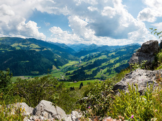 Fototapeta na wymiar Blick ins Berner Obersimmental, Schweiz