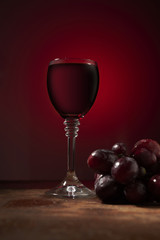 Obrazy na Plexi  wino i winogrona na czerwonym tle