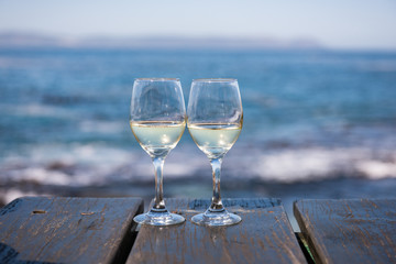 Due calici di vino sul mare