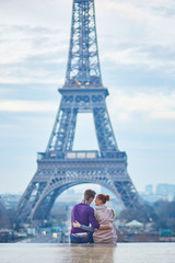 Fototapeta na wymiar Romantic couple near the Eiffel tower in Paris, France