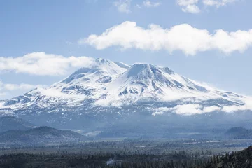 Meubelstickers Snowcapped Mount Shasta volcano during winter with valley view and clouds on mountain © Andriy Blokhin