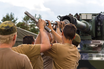 Deutsche Soldaten reinigen das Panzerrohr