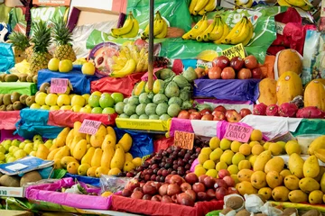 Poster Colorful display of fresh fruit at a market stall © juancramosgonzalez
