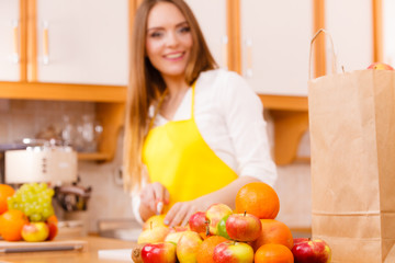 Obraz na płótnie Canvas Smiling lady in kitchen.