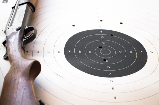 Zielscheibe mit Gewehr