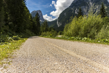 Wanderweg aus Kies in den Bergen