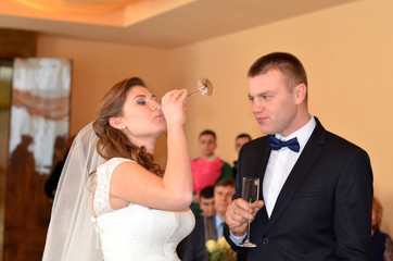 Невеста выпивает фужер шампанского.