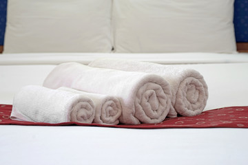 Obraz na płótnie Canvas white towels on bed