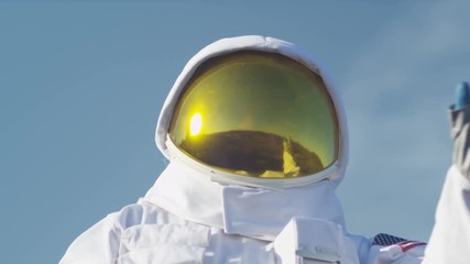  Astronaut on hospitable planet waves to celebrate a safe landing