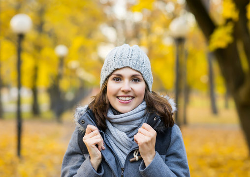 Young and beautiful girl posing in an autumn park