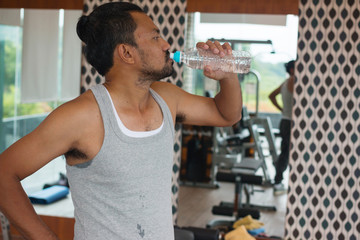 Fototapeta premium exercises in fitness sport club 