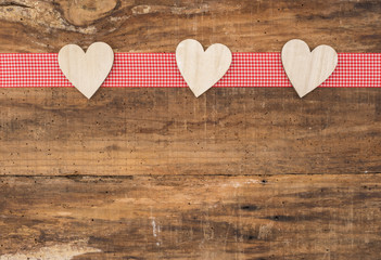 Drei Herzen auf Holz Hintergrund Romantisch