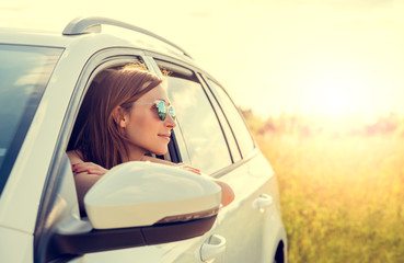 Frau entspannt im Auto